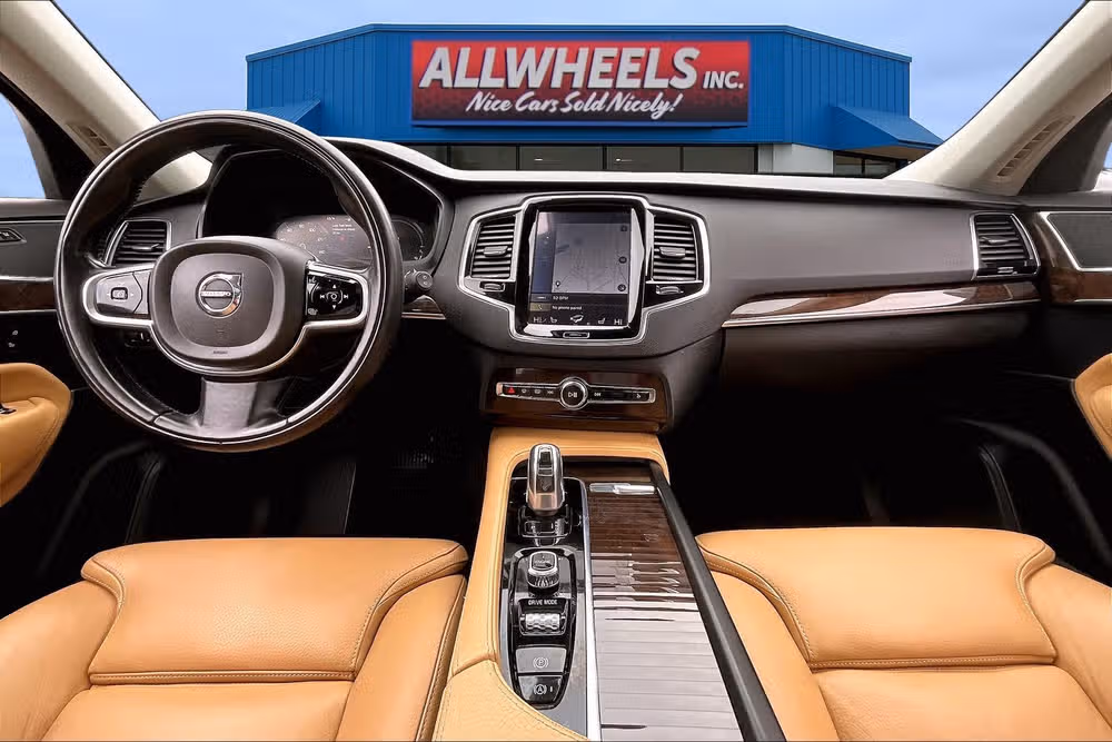 2016 Volvo XC90 T8 eAWD Momentum Image 14