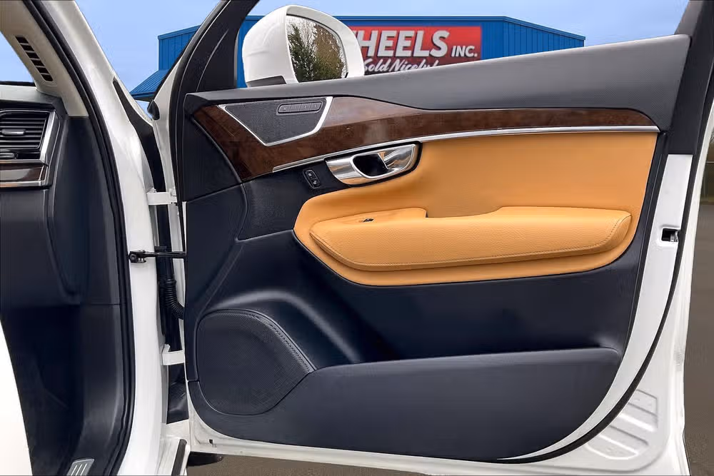 2016 Volvo XC90 T8 eAWD Momentum Image 22