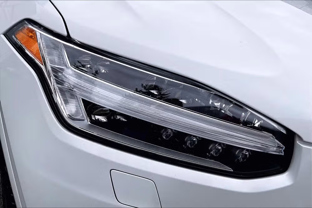 2016 Volvo XC90 T8 eAWD Momentum Image 28