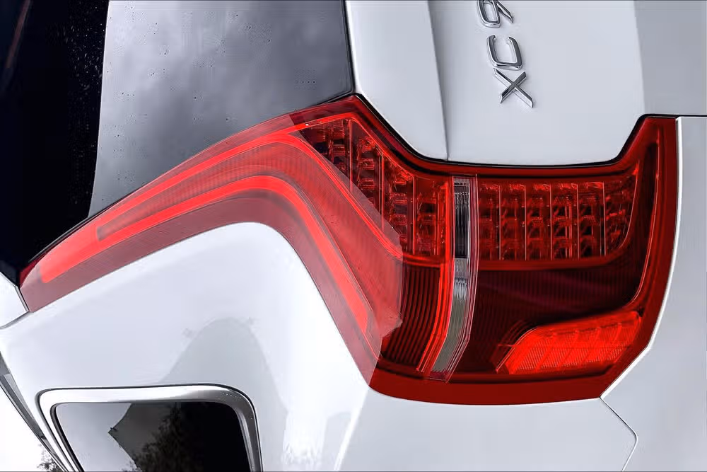 2016 Volvo XC90 T8 eAWD Momentum Image 29