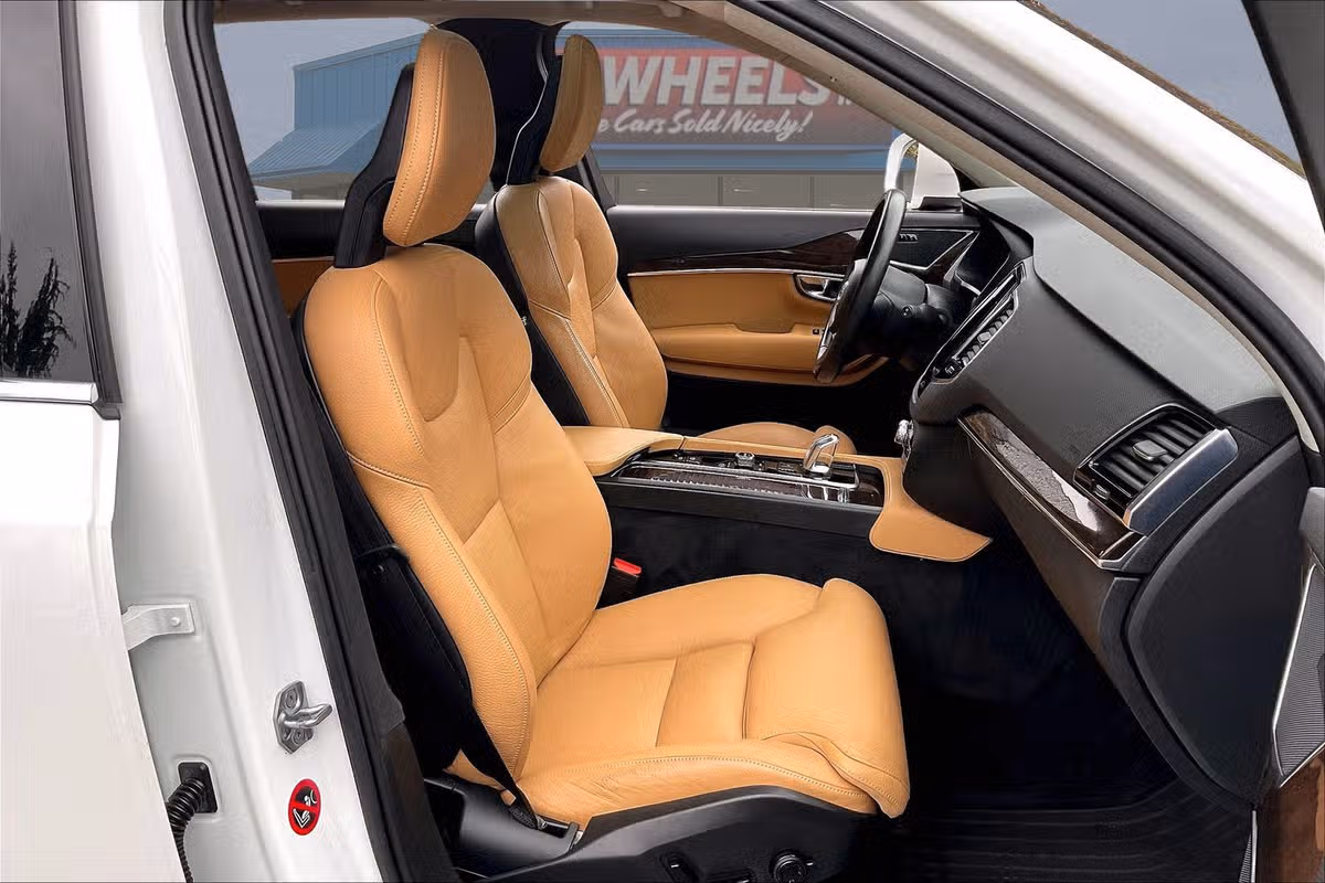 2016 Volvo XC90 T8 eAWD Momentum Image 7