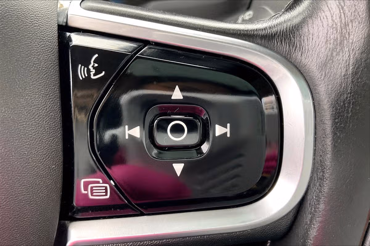 2016 Volvo XC90 T8 eAWD Momentum Image 17
