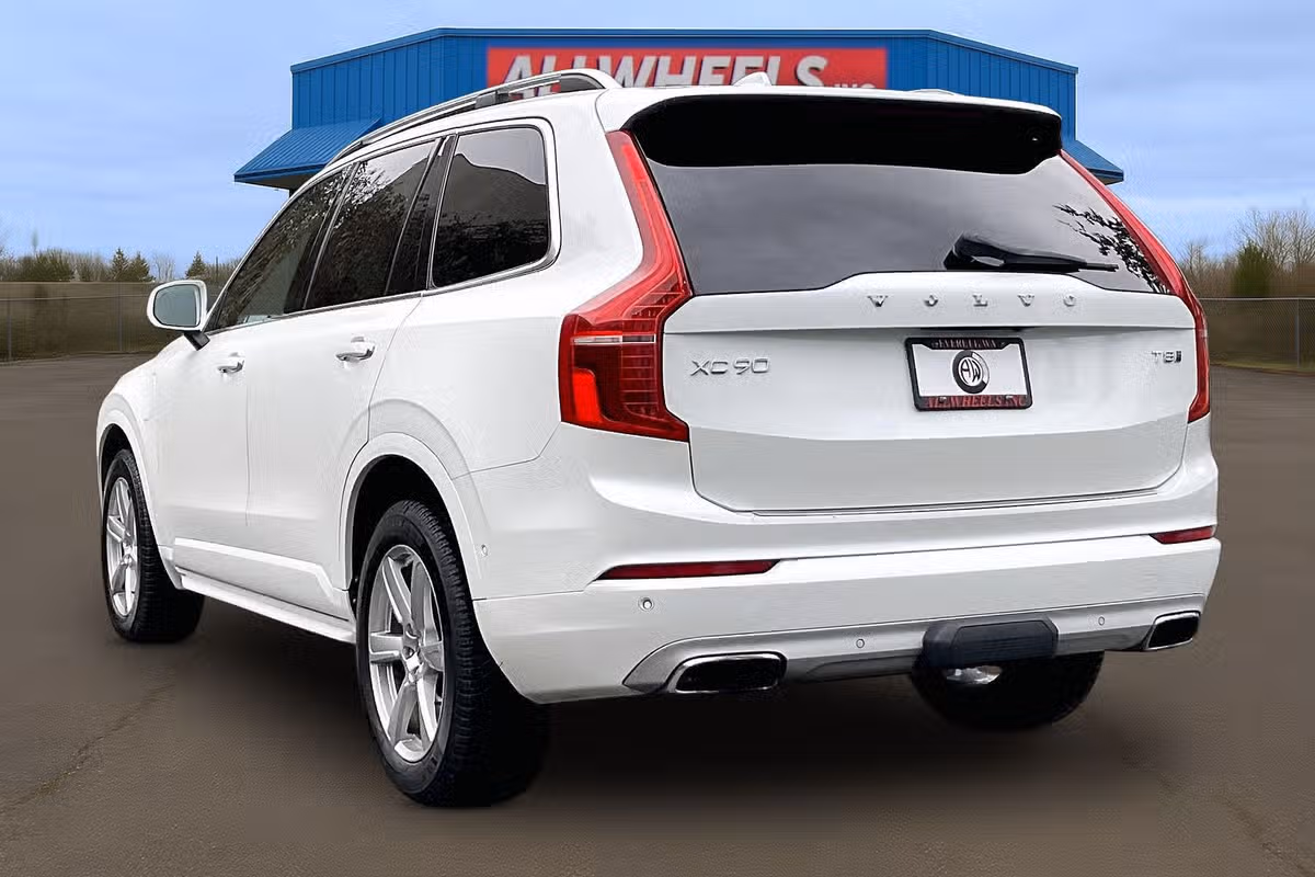 2016 Volvo XC90 T8 eAWD Momentum Image 2