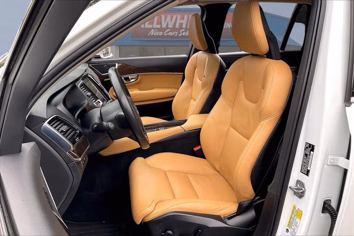 2016 Volvo XC90 T8 eAWD Momentum Image 23