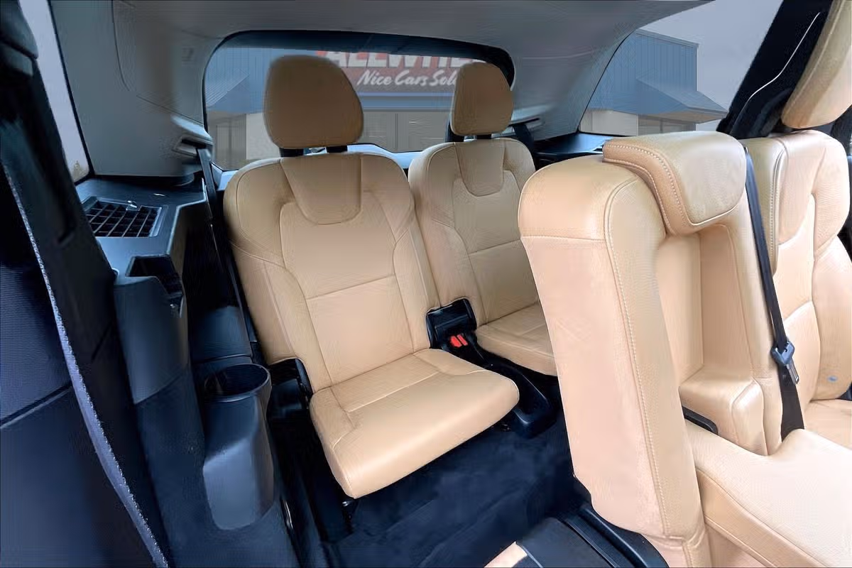 2016 Volvo XC90 T8 eAWD Momentum Image 26
