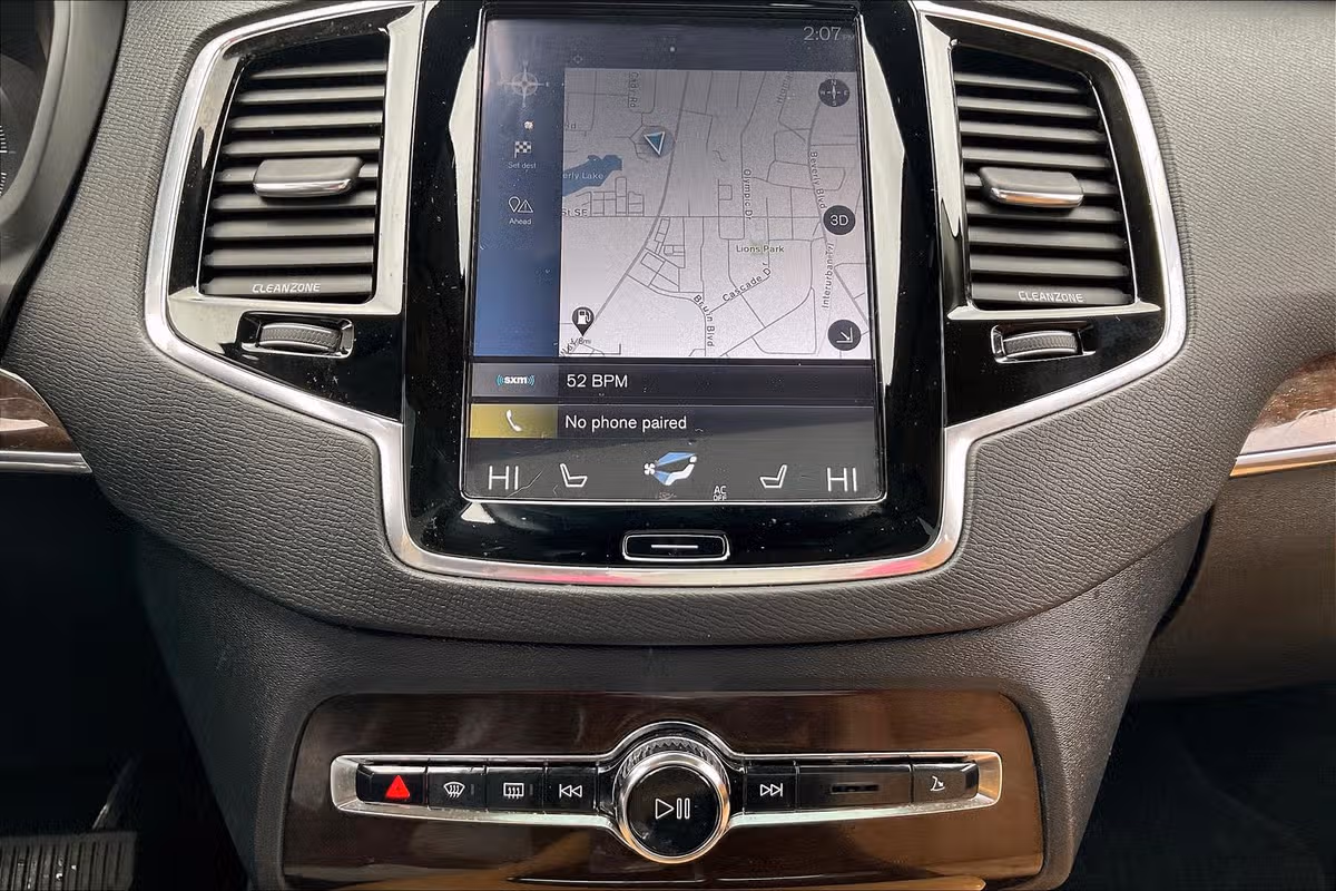 2016 Volvo XC90 T8 eAWD Momentum Image 30