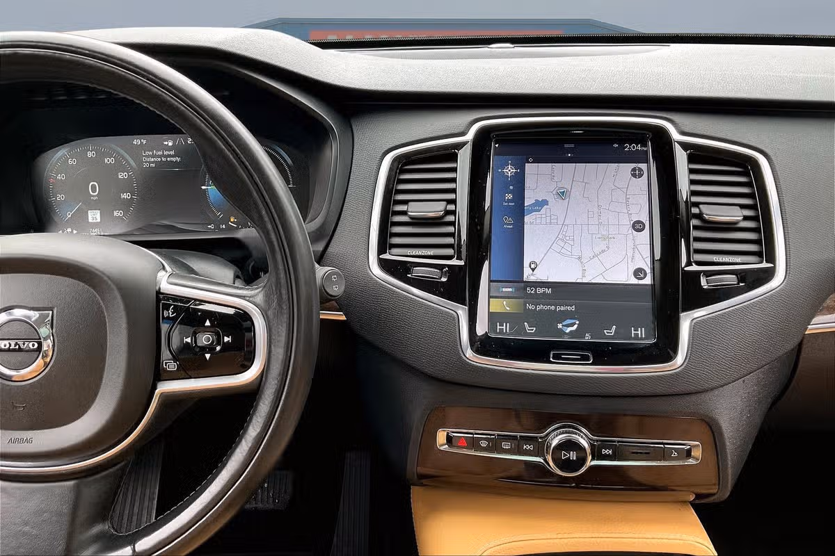 2016 Volvo XC90 T8 eAWD Momentum Image 6