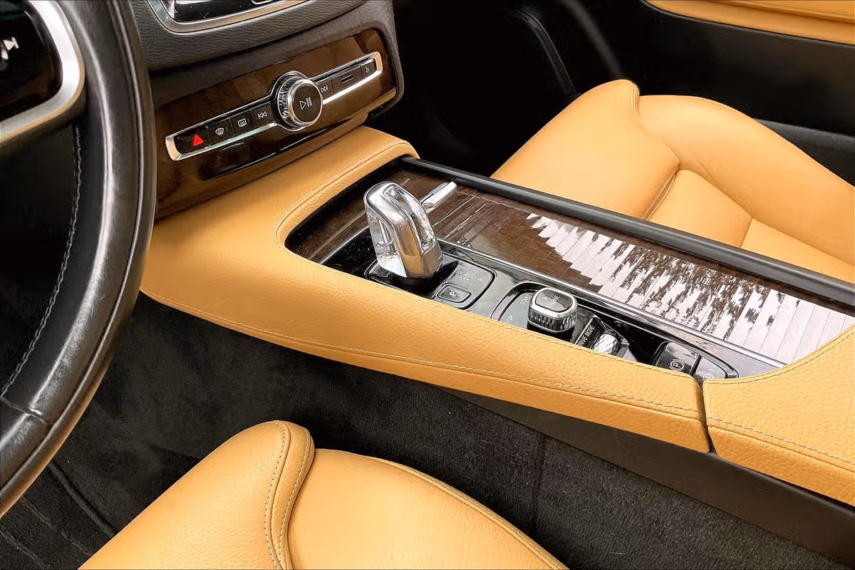2016 Volvo XC90 T8 eAWD Momentum Image 13