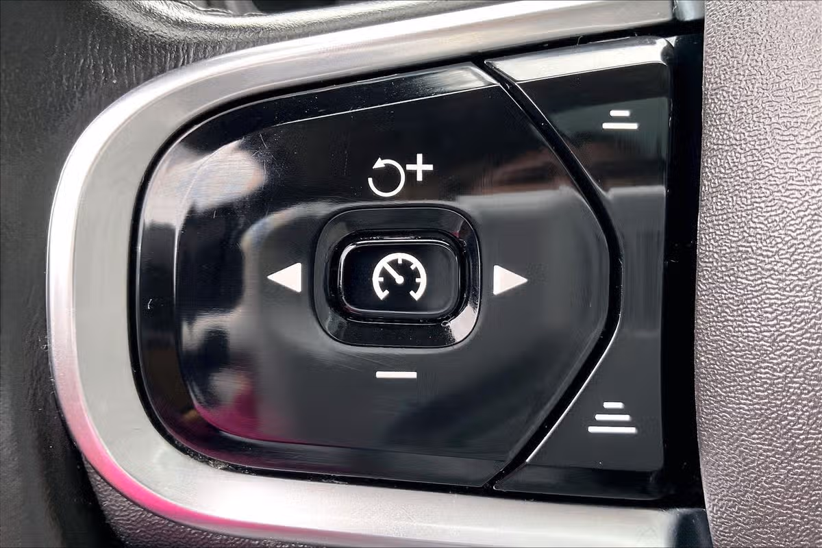 2016 Volvo XC90 T8 eAWD Momentum Image 16