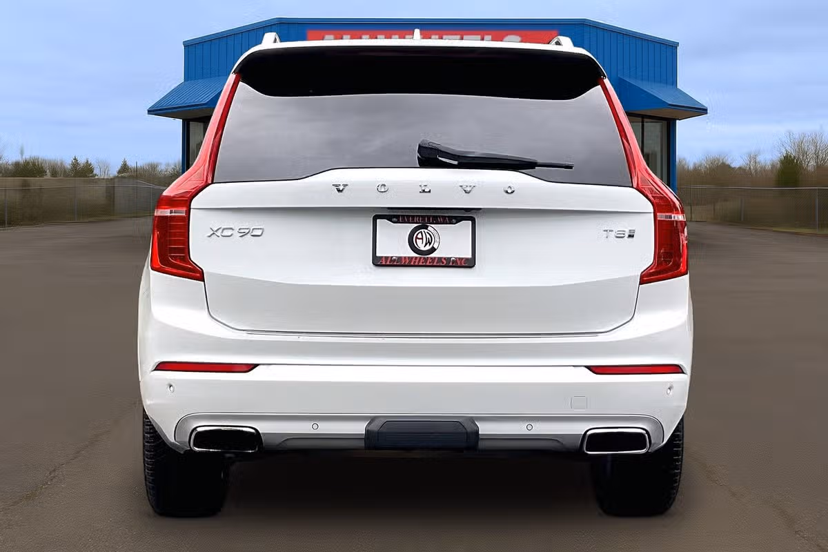 2016 Volvo XC90 T8 eAWD Momentum Image 4