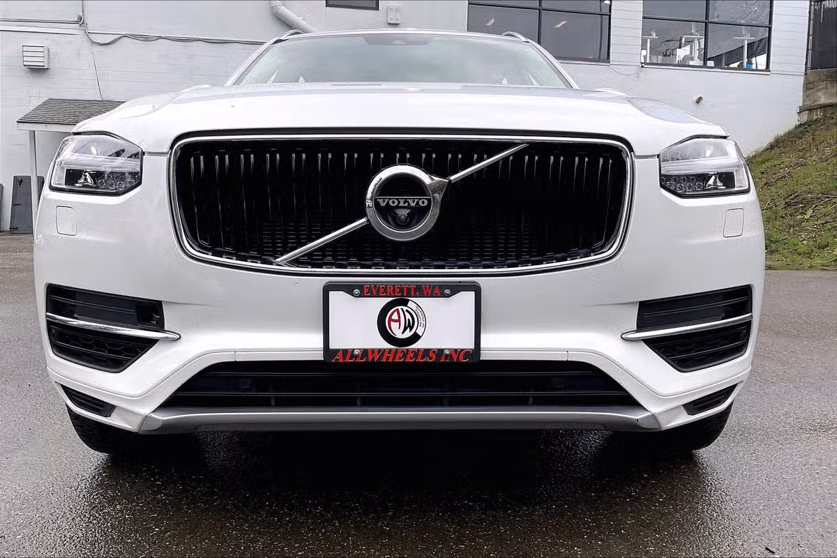 2016 Volvo XC90 T8 eAWD Momentum Image 27