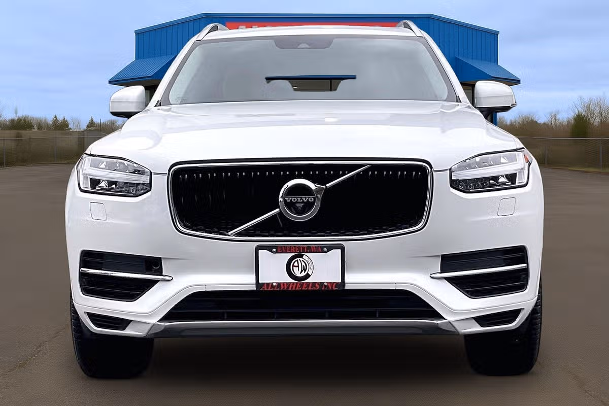 2016 Volvo XC90 T8 eAWD Momentum Image 3