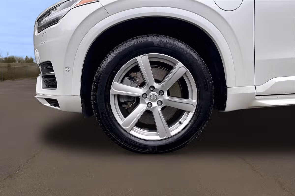 2016 Volvo XC90 T8 eAWD Momentum Image 9