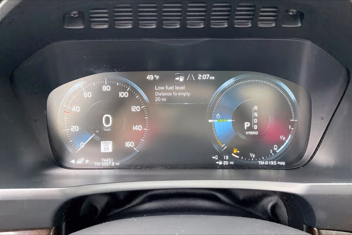 2016 Volvo XC90 T8 eAWD Momentum Image 18