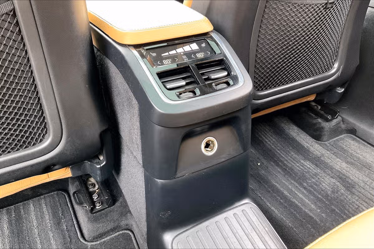 2016 Volvo XC90 T8 eAWD Momentum Image 32