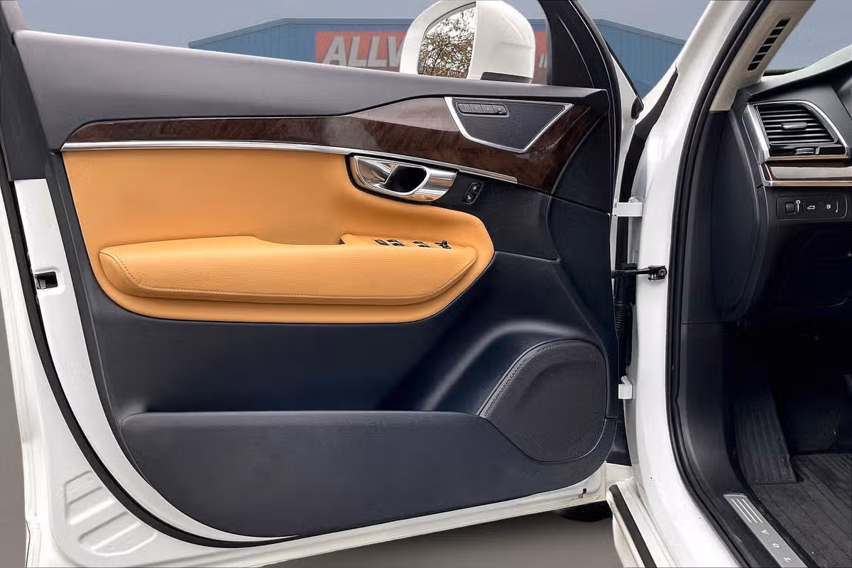 2016 Volvo XC90 T8 eAWD Momentum Image 21