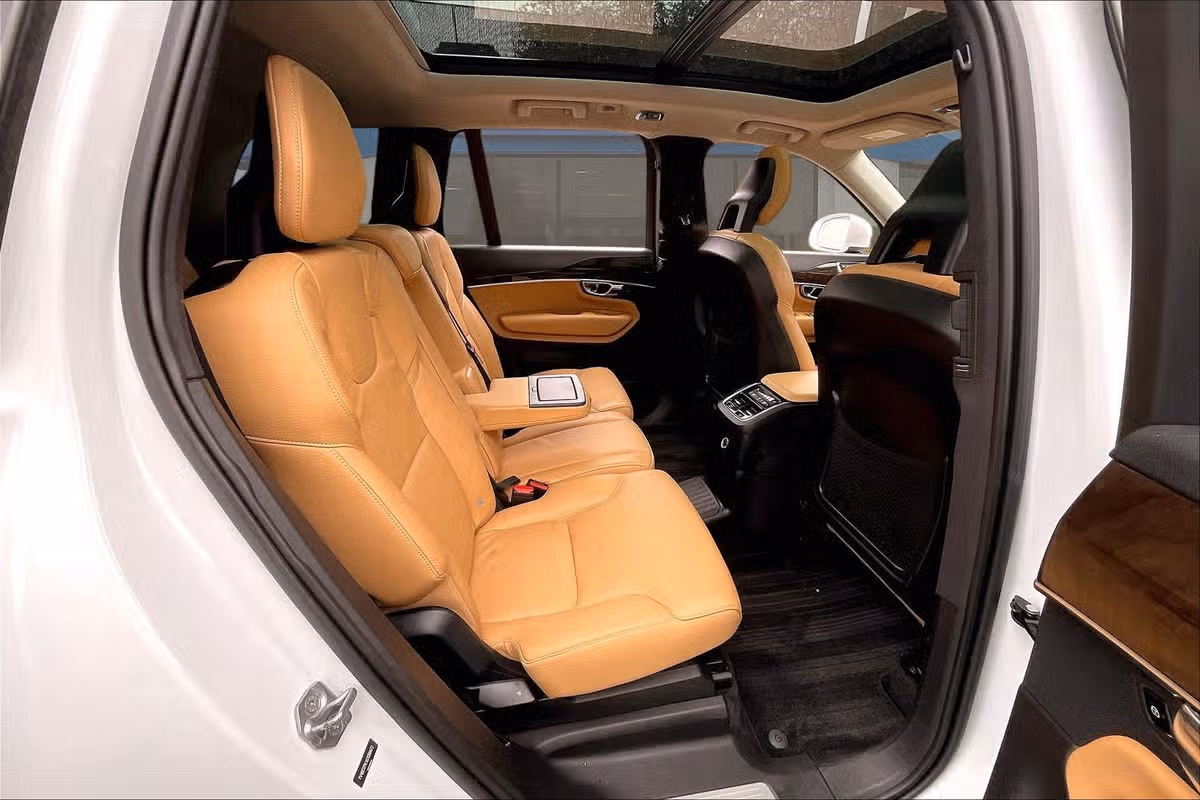 2016 Volvo XC90 T8 eAWD Momentum Image 25