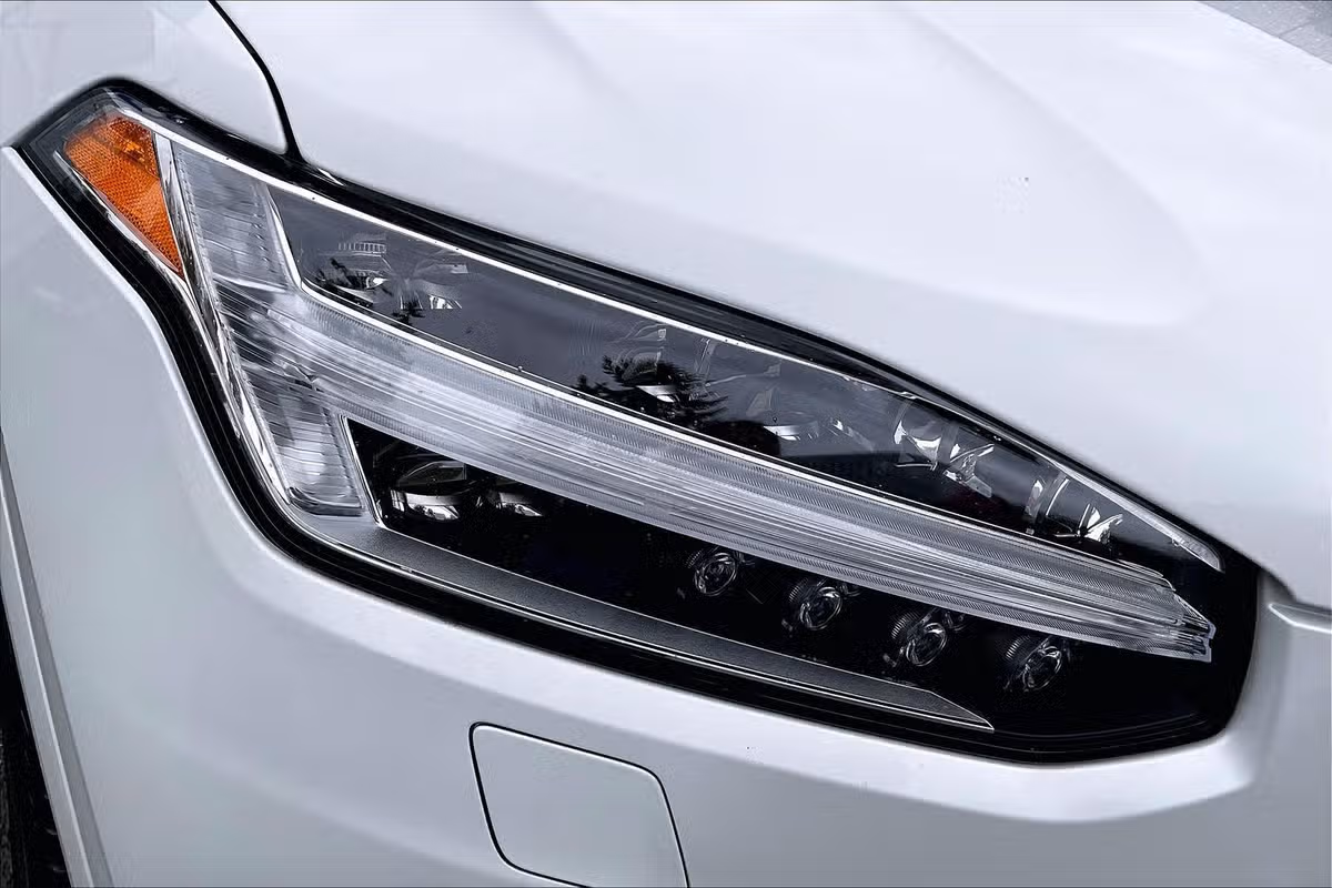 2016 Volvo XC90 T8 eAWD Momentum Image 28