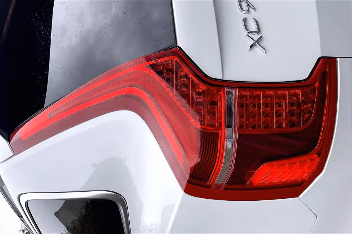 2016 Volvo XC90 T8 eAWD Momentum Image 29
