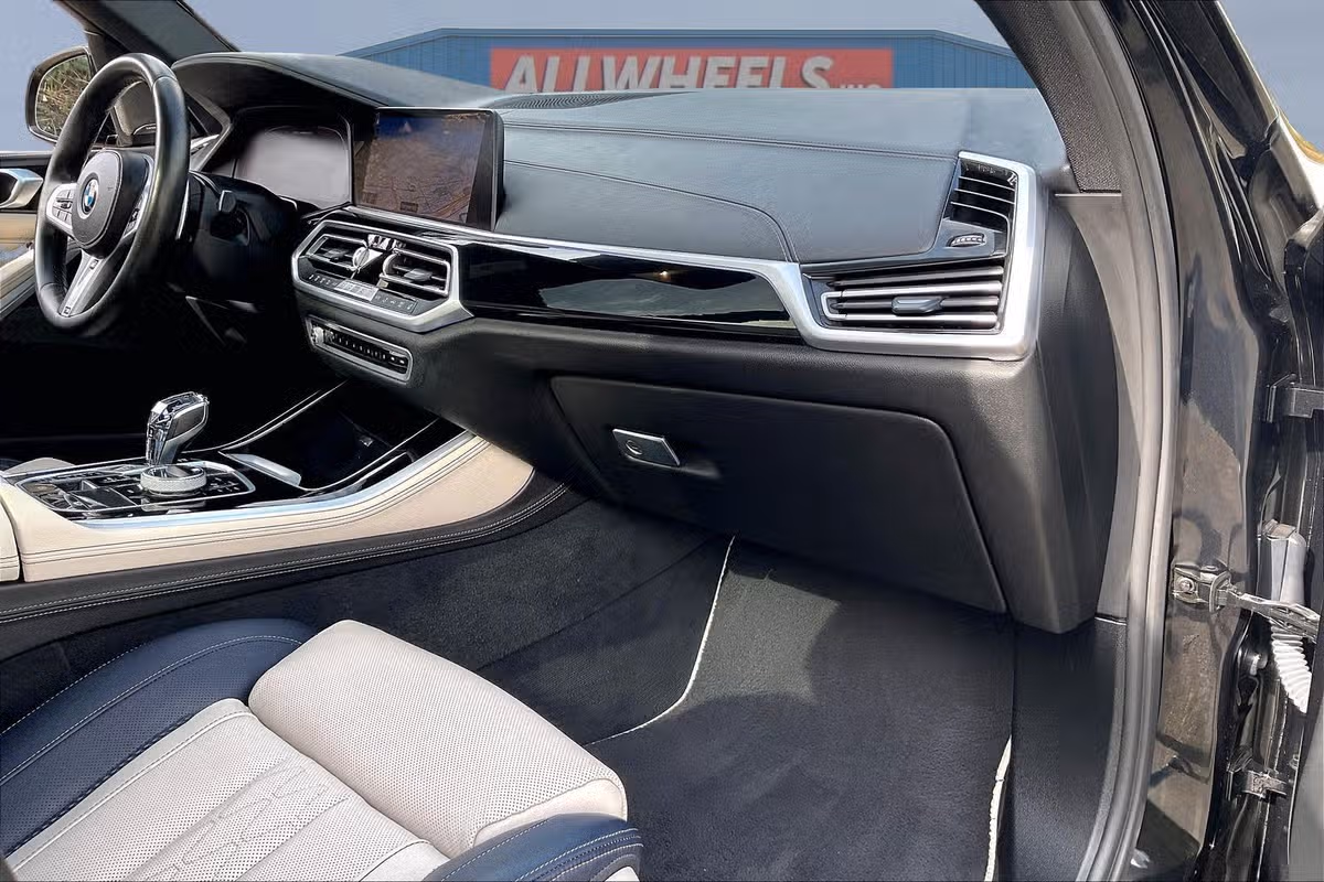2020 BMW X5 M50i xDrive Image 16