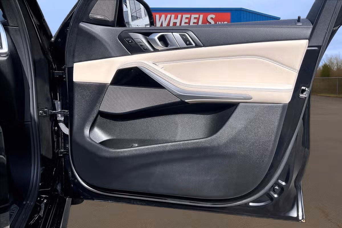 2020 BMW X5 M50i xDrive Image 23