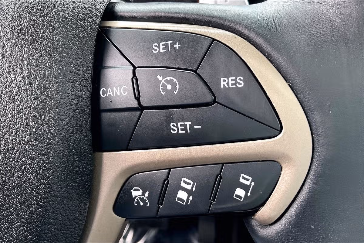 2016 Jeep Grand Cherokee Summit Image 17