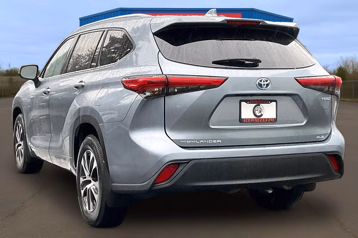 2020 Toyota Highlander Hybrid XLE Image 2