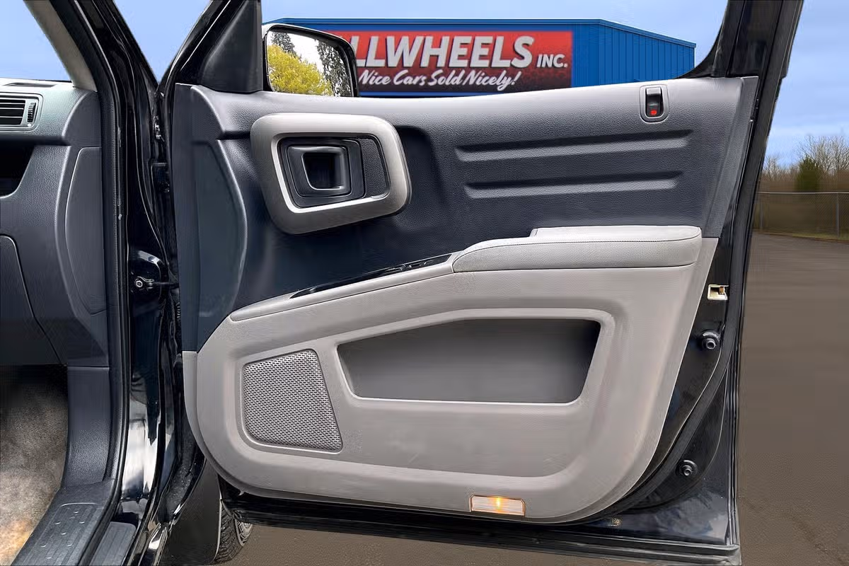 2013 Honda Ridgeline RTS Image 22