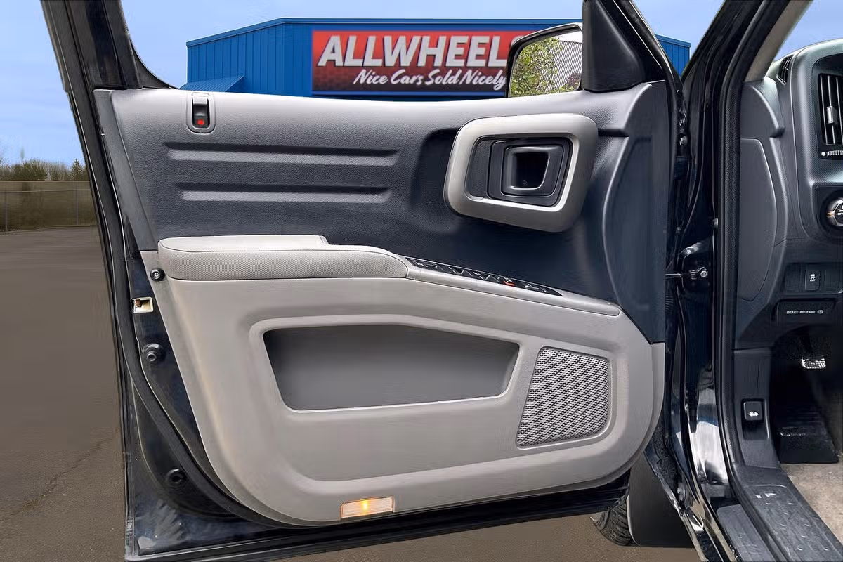 2013 Honda Ridgeline RTS Image 21