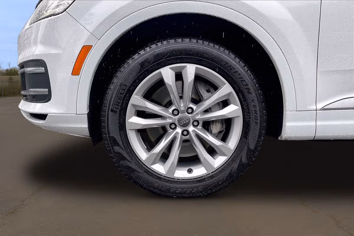 2019 Audi Q7 quattro SE Premium Plus 45 TFSI Image 9