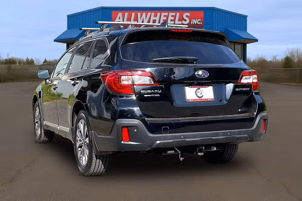 2018 Subaru Outback 2.5i Touring Image 2