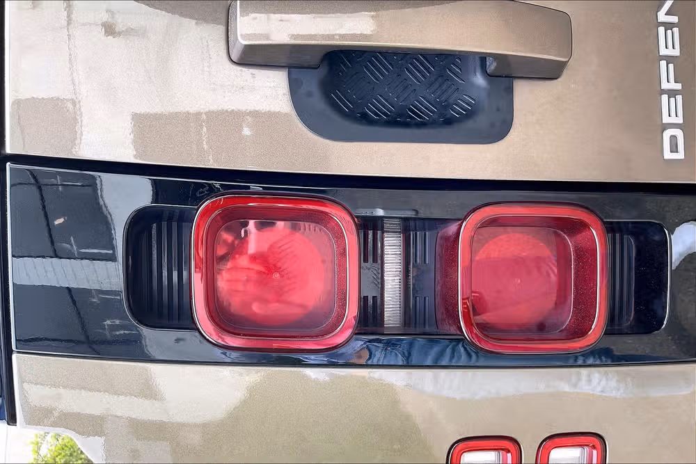 2023 Land Rover Defender 110 Standard Image 28
