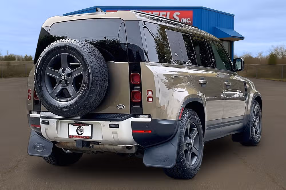 2023 Land Rover Defender 110 Standard Image 11