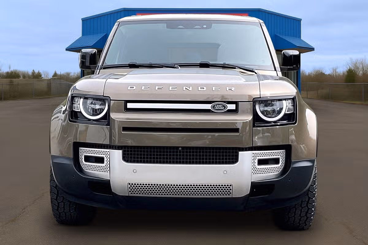 2023 Land Rover Defender 110 Standard Image 3