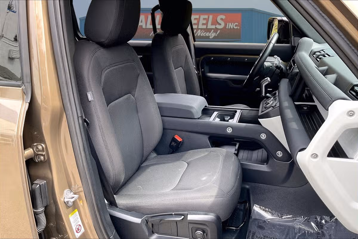 2023 Land Rover Defender 110 Standard Image 7