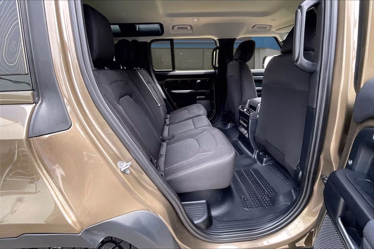 2023 Land Rover Defender 110 Standard Image 25