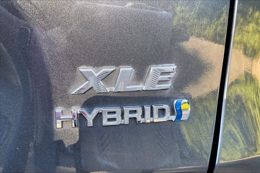 2021 Toyota RAV4 Hybrid XLE Premium Image 8