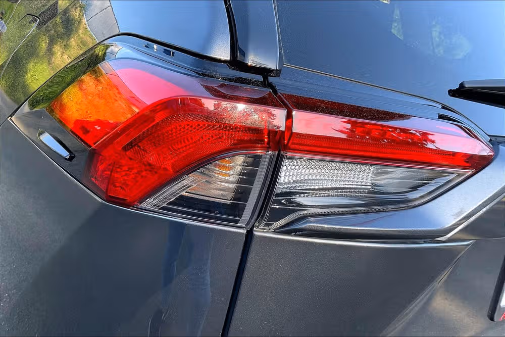 2021 Toyota RAV4 Hybrid XLE Premium Image 29