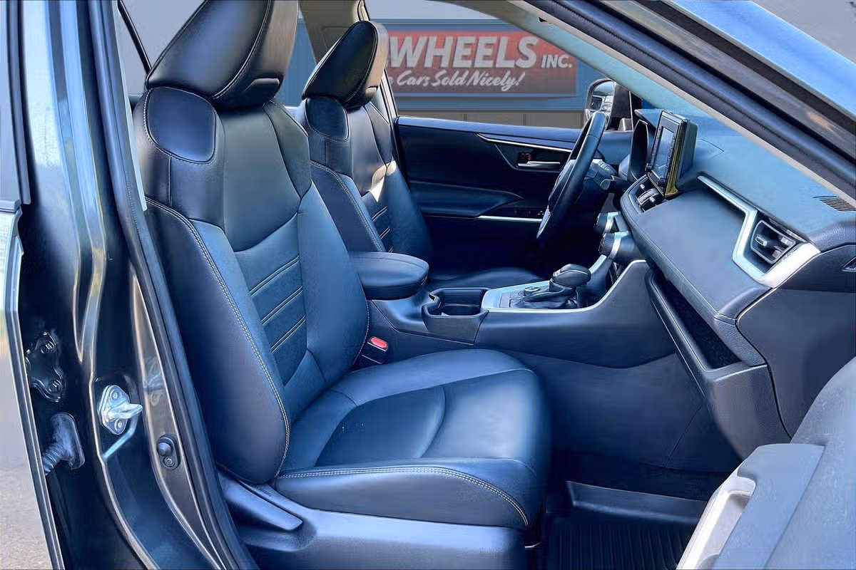 2021 Toyota RAV4 Hybrid XLE Premium Image 7