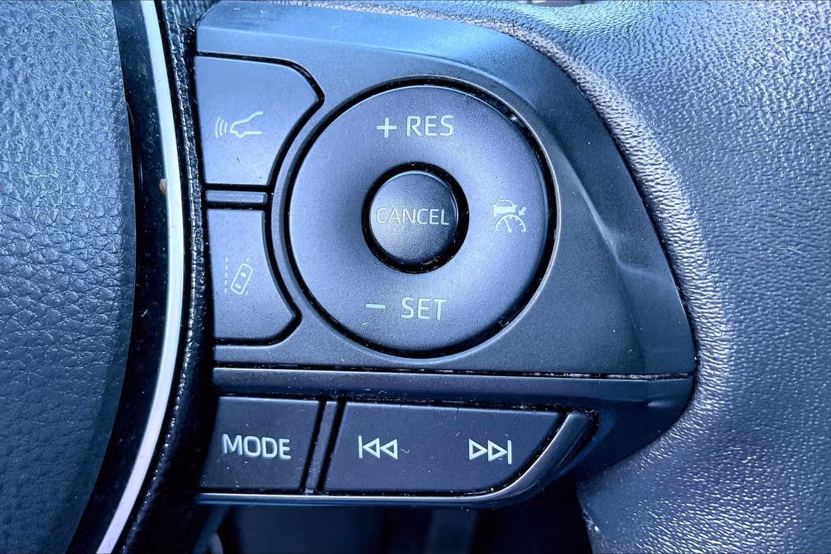 2021 Toyota RAV4 Hybrid XLE Premium Image 18