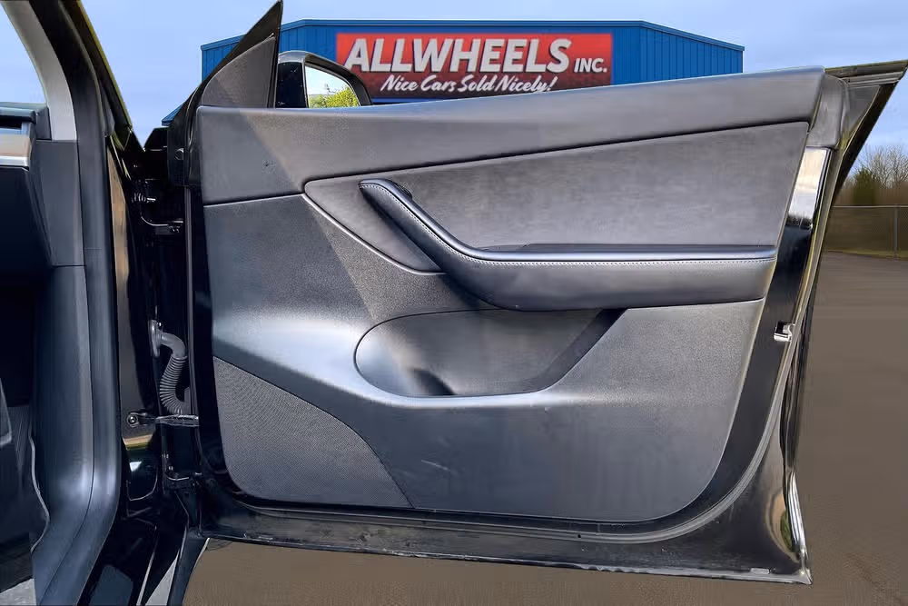 2021 Tesla Model Y Long Range Image 15