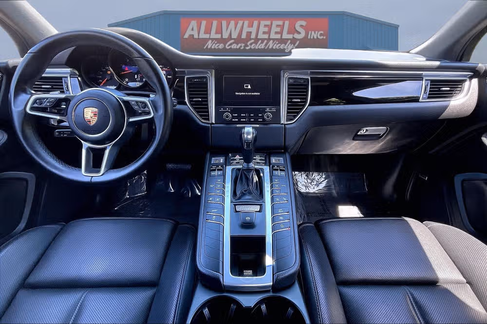 2018 Porsche Macan Base Image 13