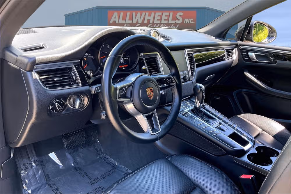 2018 Porsche Macan Base Image 11