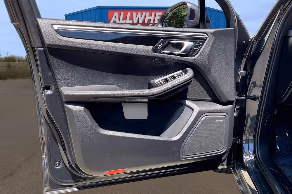 2018 Porsche Macan Base Image 19