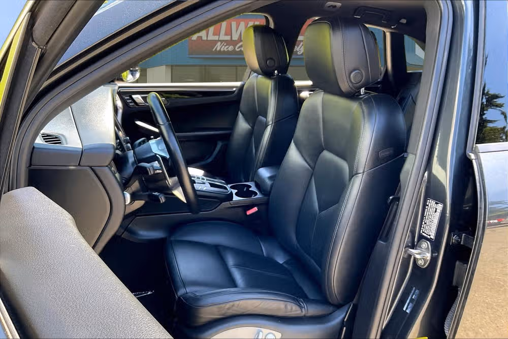 2018 Porsche Macan Base Image 21