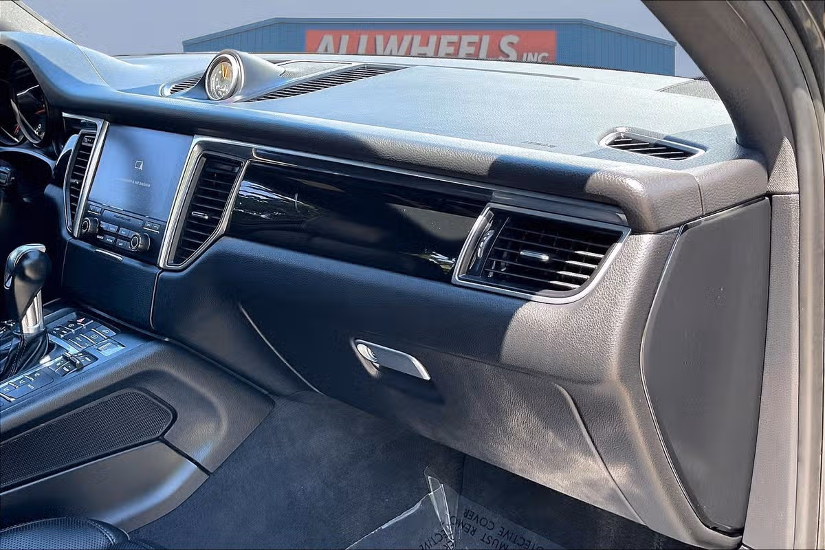 2018 Porsche Macan Base Image 14