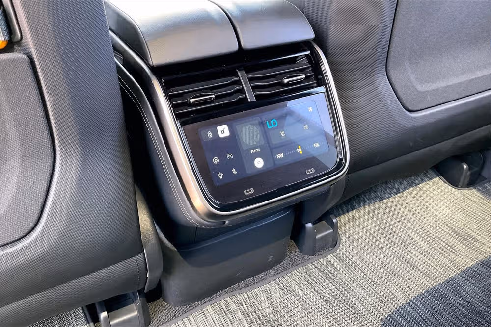 2024 Rivian R1S Adventure Image 32