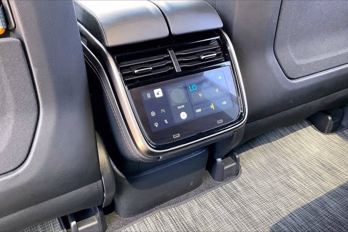 2024 Rivian R1S Adventure Image 32