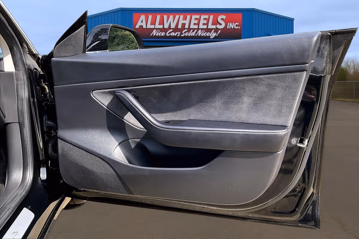2018 Tesla Model 3 Performance Image 21