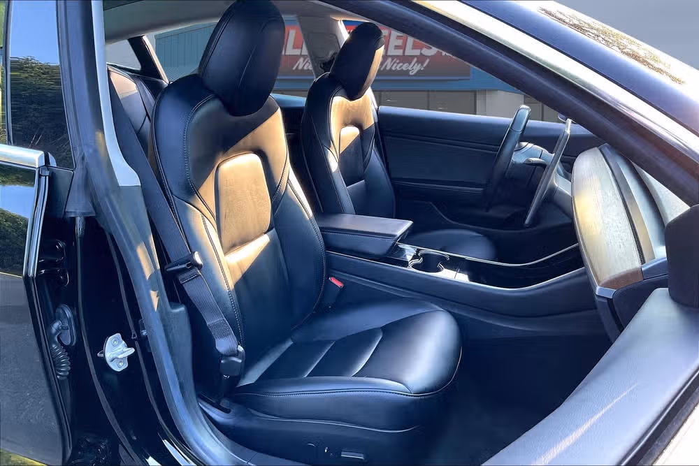 2019 Tesla Model 3 Mid Range Image 7